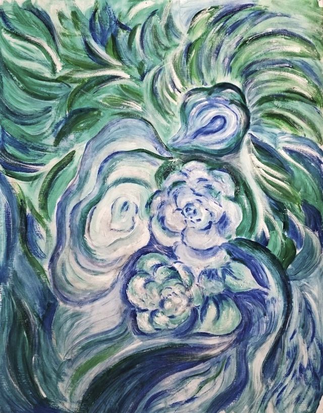 Wervelend blauw-groen schilderij van een witte roosachtige knop die zich opent