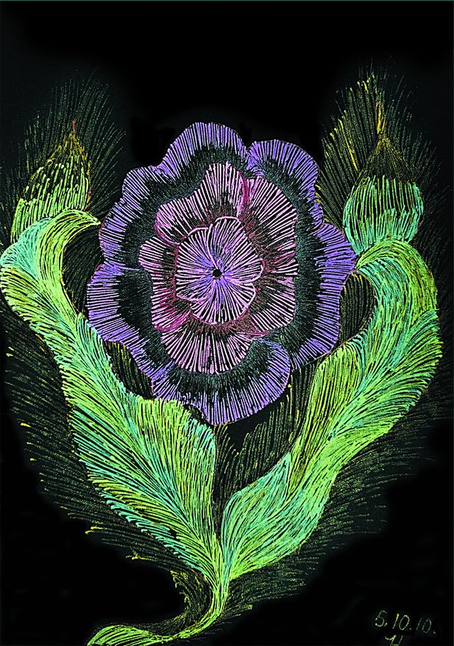 Decoratieve compositie van een grote bloem in violet en zwart met groene veerbladeren