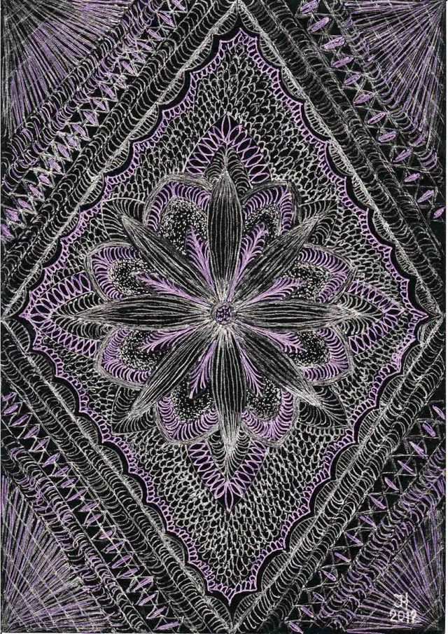 Tekening van een violette bloemmandala in een ruit van fijne lijnen op zwart