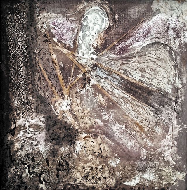 Mistig sepia-violet abstract schilderij met een vleugelachtige vorm en uitwaaierende lijnen