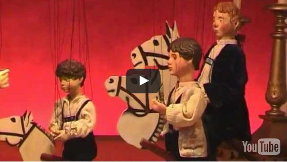 Marionetten op het toneel in De Toverfluit in het Amsterdams Marionetten Theater